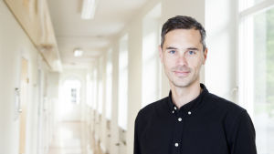 Lucas Gottzén är forskare vid Stockholms universitet och undersöker bland annat maskulinitet och våld. Maskulinitetsforskare Lucas Gottzén i en korridor på Stockholms Universitet.