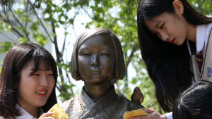 Sydkoreanska studenter putsar en staty till minne av kvinnorna som utnyttjades av japanska soldater under andra världskriget. Sydkoreanska studenter putsar en staty till minnet av kvinnor som utnyttjades av Japan som sexslavar under andra världskriget.