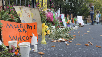 Blommor och ljus vid moskén i Christchurch efter terrorattack.