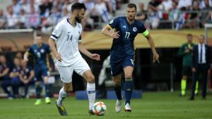 Tim Sparv och Edin Dzeko i farten i Tammerfors. Tim Sparv mot Edin Dzeko.