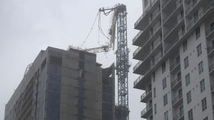 En lyftkran i Miami kollapsade delvis på grund av de hårda vindarna på söndagen. En lyftkran i Miami kollapsade delvis på grund av de hårda vindarna som orkanen Irma förde med sig den 10 september 2017.
