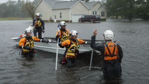Räddningsteam har kommit till den amerikanska östkusten från hela landet. Här kaliforniska räddningsarbetare från Oakland på uppdrag i Farfield Harbour, North Carolina. Räddningsarbetare i Farfield Harbour, North Carolina, under orkanen Florence.