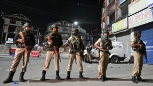 Det råder ett massivt säkerhetspådrag i Jammu och Kashmir Indiska soldater vid en vägspärr i Kashmirs huvudstad Srinagar