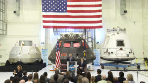 Tre modeller av framtida rymdkapslar år 2015, från Nato, SpaceX och Boeing. Tre slags rymdfarkoster för resor till internationella rymdstationen presenteras 2015.