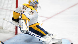 Pekka Rinne i Nashville. Pekka Rinne står i vägen för pucken.