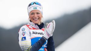 Trefaldiga medaljören Frida Karlsson har varit VMs största utropstecken. Frida Karlsson ler på prispallen.