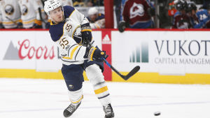 Rasmus Ristolainen. Ishockeyspelaren Rasmus Ristolainen avfyrar ett skott.