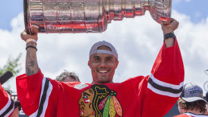 Ray Emery lyfter Stanley Cup-bucklan sommaren 2013. Ray Emery lyfter Stanley Cup-bucklan sommaren 2013.