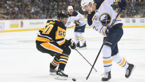 Juuso Riikola är en uppskattad förstärkning i Pittsburgh. Pittsburghs Juuso Riikola försvarar sig mot Buffalos Tage Thompson.