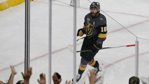 James Neal firar ett mål mot Winnipeg. James Neal firar ett mål mot Winnipeg.