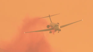 Brandbekämpning med flygplan i Santa Barbara County i Kalifornien den 14 december 2017