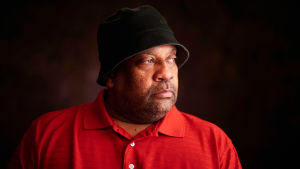 Syskonkärlek. Whitneys bröder Michael (bilden) och Gary berättar att det var de som introducerade drogerna för Whitney när hon var tonåring - ingalunda Bobby Brown som så många trott. Whitney Houstons bror Michael Hosuton. Närbild ur dokumentären Whitney, 2018.