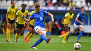 Kan Italiens form hålla i sig? Cristiana Girelli skjuter bollen.