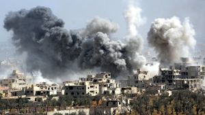 Bild från Douma den 7 april, dagen då den misstänkta kemvapenattacken ägde rum. Rök stiger från Douma efter en attack mot staden i april 2018.