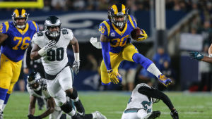 Både Todd Gurleys Rams och Philadelphia Eagles tycker om att springa med bollen med många wide receivers på planen. Todd Gurley hoppar över en försvarare.