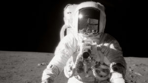 Astronautti Alan Bean kävelyllä Kuussa.