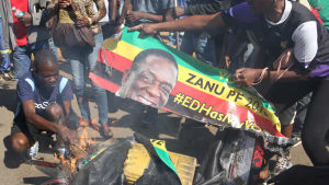 Demonstranterna brände bilder av Zanus ledare, president Emmerson Mnangagwa Demonstranterna brände bilder av Zanus ledare, president Emmerson Mnangagwa