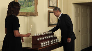 Michelle och Barack Obama under en minnesstund för offren i skolskjutningen i Sandy Hook 2012. Michelle och Barack Obama under en minnesstund för offren i skolskjutningen i Sandy Hook 2012.
