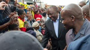 Sydafrikas president Cyril Ramaphosa från ANC får sitta kvar på presidentposten. I Sydafrika utses presidenten av parlamentet och fungerar som regeringschef. Sydafrikas president Cyril Ramaphosa från ANC får sitta kvar på presidentposten. I Sydafrika utses presidenten av parlamentet och fungerar som regeringschef.