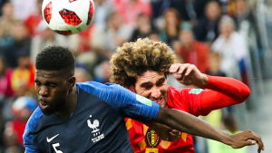 Frankrikes Samuel Umtiti vinner nickduellen mot belgiska mittfältaren Marouane Fellaini och för upp Frankrike i ledningen i VM-semifinalen. 