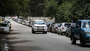 Långa köer till bensinpumparna är vardag i Zimbabwe. Den här kön i Harare efter höjningen av bränslepriset ringlade sig runt flera kvarter. Lång kö till en bensinstation i Harare efter att bensinpriset höjdes med 130 procent.