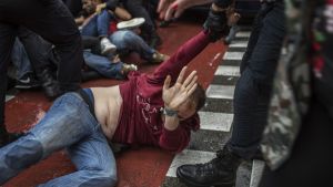 Polisen skingrade människor utanför en vallokal i Barcelona under folkomröstningen 1.10.2017