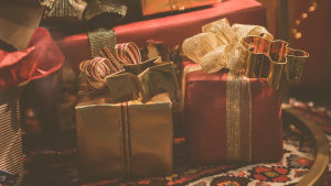 Testat julklappsleken? Genom lottning får alla familjemedlemmar i uppgift att köpa en present till en person. Inte mer än det. Högen under granen minskar nämnvärt. Joululahjoja