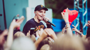 Sony Musicin mukaan Isac Elliot ei kuulu enää levy-yhtiön artisteihin. Isac Elliot yleisön keskellä Provinssissa.