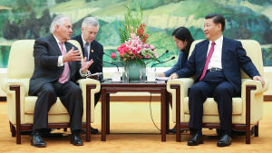 Kinas president Xi Jinping diskuterar med USA:s utrikesminister Rex Tillerson i Peking. Kinas president Xi Jinping diskuterar med USA:s utrikesminister Rex Tillerson i Peking