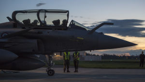 Franskt engagemang i Syrien Tystnaden före stormen. Ett franskt jaktplan väntar på att få lyfta och flyga mot Syrien.