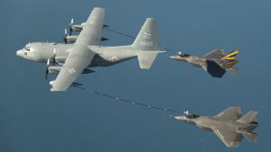 Så här kan det se ut när ett KC-130 Hercules-flygplan tankar stridsflygplan. De mindre flygplanen på den här arkivbilden är av typen F-35 Lightning II, det vill säga inte samma modell som var med om olyckan i artikeln. Ett KC-130 Hercules-flygplan tankar två F-35 Lightning II-flygplan.