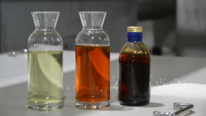 Diesel som tillverkats av plast .Ett kilo plastavfall ger cirka en liter bränsle. Dieselbränsle som tillverkats av plastavfall.