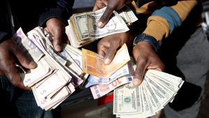 Svart valutahandel blomstrar i zimbabwiska städer. Svartabörshandlare visar upp amerikanska dollar, eurosedlar, sydafrikanska rand och zimbawiska obligationssedlar i Harare. Svarta marknaden för valuta blomstrar i Zimbabwe. Valutahandlare visar upp stora mängder dollar och andra utländska valutor i Harare.