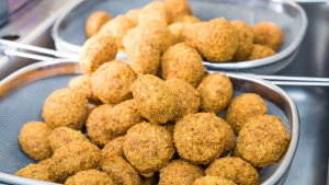 Kikärter är vanligen huvudingrediensen, men till sortimentet hör också falafel med bondbönor eller gröna ärter. Falafelbullar.