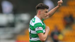 Kieran Tierny hyllar fansen med klubbmärket. Celtics Kieran Tierny hyllar fansen med en gest mot klubbmärket.