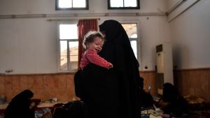 Hustrun till en misstänkt IS-krigare håller sitt barn efter att hon flytt centrum av Raqqa. Bilden är tagen den 8 oktober, då hon väntar på att bli förhörd av SDF. Hustrun till en misstänkt IS-krigare håller sitt barn efter att hon flytt centrum av Raqqa. Bilden är tagen den 8 oktober, då hon väntar på att bli förhörd av SDF.
