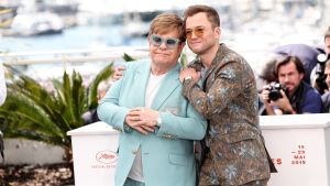 Elton John och Taron Egerton som spelar sångaren i filmen Rocketman. Elton John och Taron Egerton på premiären av Rocketman.