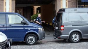 Polisoperationen på Kaserngatan i Helsingfors tog sammanlagt tre timmar. Polisman bakom bilar