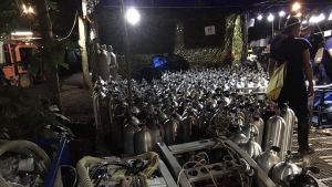 Bilden från Royal Thai Navy visar syrgastuber som förberetts för räddningsdykarna intill mynningen till Tham Luang-grottan den 2 juli. Bilden från Royal Thai Navy visar syrgastuber som förberetts för räddningsdykarna intill mynningen till Tham Luang-grottan den 2 juli.