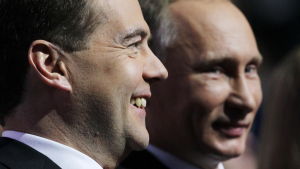 Medvedev och Putin har hittills kommit bra överens. Dimitrij Medvedev framför Putin