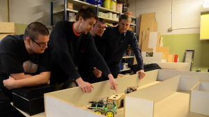 Petteri Vainionpää, Miika Pietilä, Sami Olmari och Thomas Höglund tävlar i robotlabyrinten. Tävlingen går ut på att robotarna själva ska hitta ut ur labyrinten. Petteri Vainionpää, Miika Pietilä, Sami Olmari och Thomas Höglund.