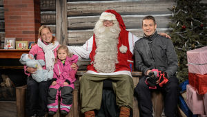 Mattias Gestranius säger att han brukar kompensera sin fotbollsfrånvaro med att vara extra närvarande och skämma bort familjen då han är hemma. I vintras hälsade familjen på julgubben i Rovaniemi Mattias Gestranius sitter med sin familj och julgubben i Rovaniemi.