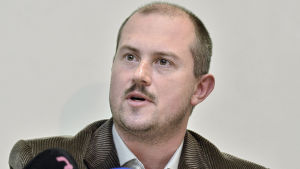 Det slovakiska nynazistiska LSNS-partiets ordförande Marian Kotleba under en presskonferens i november 2013 Det slovakiska nynazistiska LSNS-partiets ordförande Marian Kotleba under en presskonferens i november 2013
