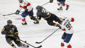 Floridas andra finländare Henrik Borgström blev utan poäng. Henrik Borgström passar pucken.