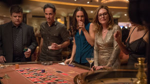 Från vardag till glitter och glamour. Gloria Bell provar lyckan i Las Vegas. Gloria Bell med nyvunna vänner vid ett spelbord i Las Vegas.