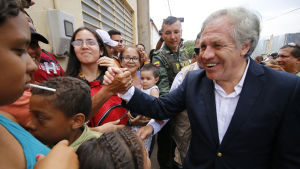OAS generalsekreterare Luis Almagro säger för första gången att man inte kan utesluta en militär intervention för att störta Venezuelas president Nicolas Maduro OAS generalsekreterare Luis Almagro säger för första gången att man inte kan utesluta en militär intervention för att störta Venezuelas president Nicolas Maduro