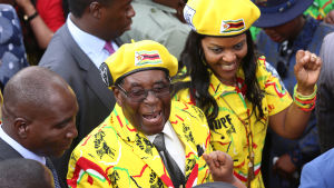 President Robert Mugabe och hans hustru Grace vid ett partimöte för Zanu-PF den 8 november 2017. President Robert Mugabe och hans hustru Grace vid ett partimöte för Zanu-PF den 8 november 2017.