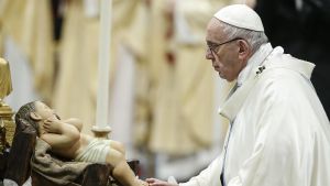 Påve Franciskus ska ha vetat om övergreppen redan år 2015. Påven Franciskus i Vatikanen. Rör försiktigt tårna på en staty av ett barn under Maria, Guds moders högtid, 1 januari 2019.