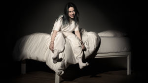 Billie Eilish:When We All Fall Asleep, Where Do We Go? Billie Eilishin debyyttilevyn kansikuva. Naishahmo istuu pimeässä huoneessa sängyn laidalla. Naisella on riivatut silmät.