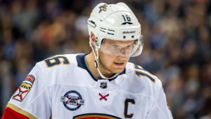 Aleksander Barkovs klubb har en motig säsong. Närbild på Aleksandr Barkov som tittar neråt under match.